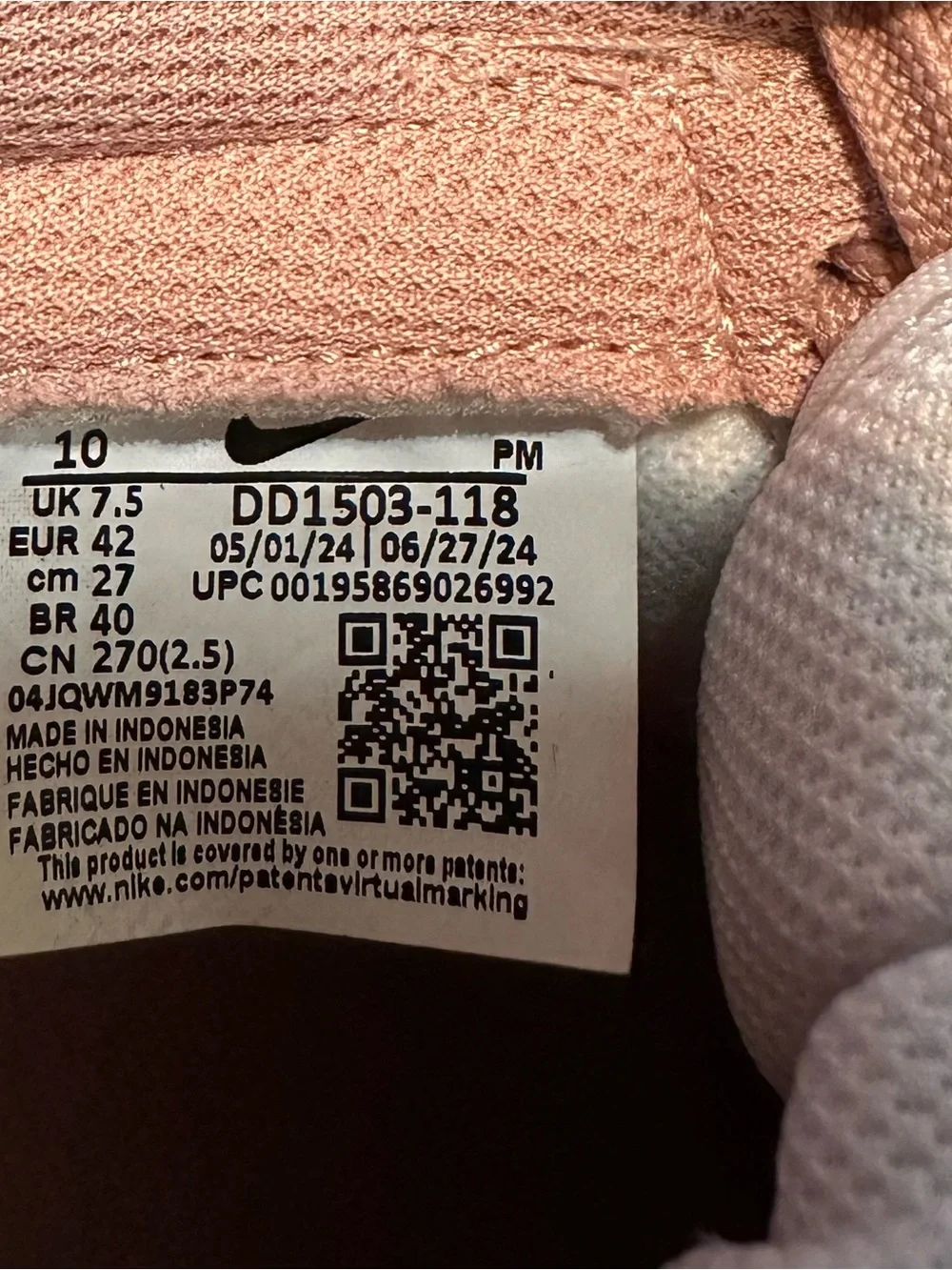 Nike Women's Low-Top Sneakers in White and Peach